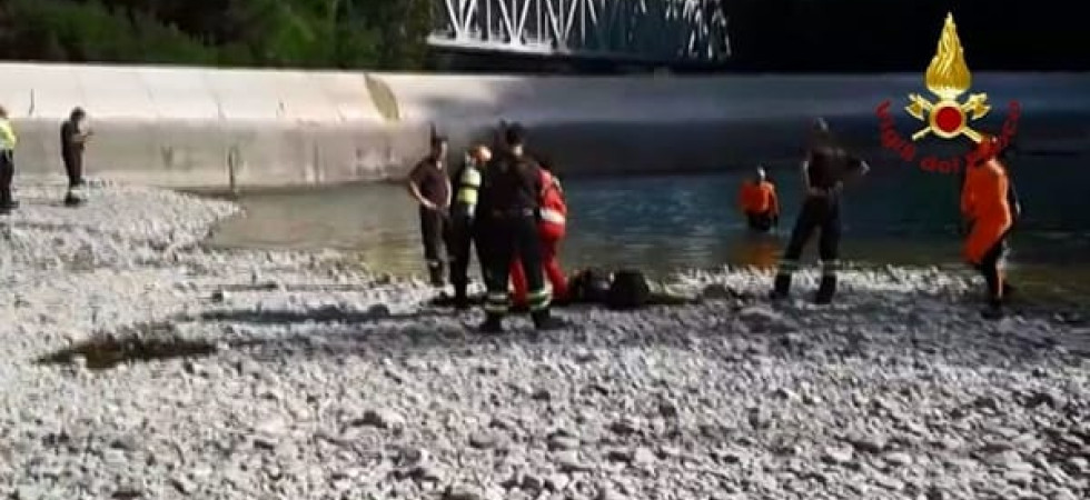 Cadavere trovato lungo il fiume, il decesso risale a pochi giorni fa: analisi nei database delle persone scomparse
